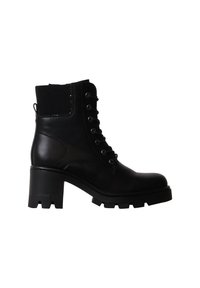 Bottine noire en cuir avec talon épais, lacets à l'avant, panneau latéral élastique côtelé et semelle crantée robuste.