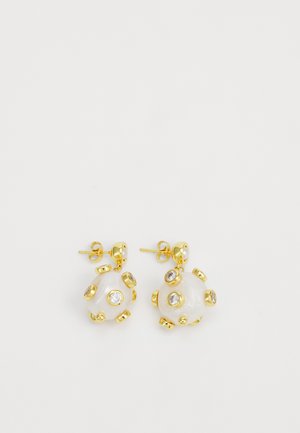 Ohrringe in Goldfarbe mit einem runden, strukturierten Design, das eine perlmuttartige Oberfläche und eingearbeitete, klare Strasssteine in Abständen aufweist.