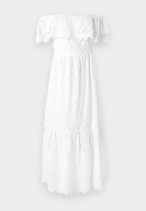 Abito bianco off-the-shoulder con bordo in pizzo scallop, motivo ricamato ad occhio di pernice e una gonna a strati e fluida. Materiale in cotone morbido.