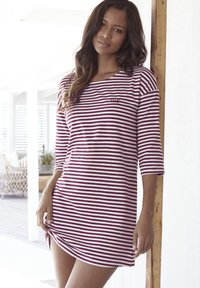 Črtasta obleka v maroon in beli barvi, mehka tkanina, čolnasti ovratnik, rokavi do tri četrtine in majhna logotipna podrobnost na prsih.