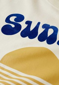 Biała tkanina z niebieskim pisanym tekstem "Słońce" oraz dużym żółtym okręgiem z poziomymi białymi paskami poniżej.
