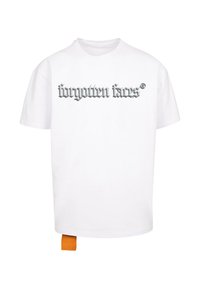 Weißes Baumwoll-T-Shirt mit einem silbernen gothischen Textgrafik "forgotten fans" auf der Vorderseite und einem orangefarbenen Etikett an der Seitennaht.