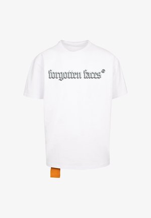 Camiseta de algodón blanca con un gráfico de texto gótico plateado que dice "forgetten fans" en el frente y una etiqueta naranja en la costura lateral.