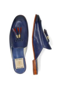 Mocasines de cuero azul de tipo slip-on con borlas marrones y suelas de madera, un zapato mostrado desde una vista superior y el otro desde una vista lateral.