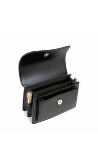 Sort læder pung med gyldent hardware, der har en tryklås og flere rum indeni til organisering. Glat tekstur og moderne design.