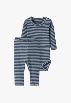 To-delt babytøj med langærmet body og bukser i marineblå og lyseblå horisontale striber, ribbet stof og små brune mærker.