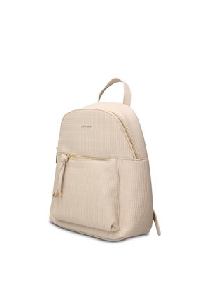 Beige rugzak met textuur, bovenhandgreep, voorvak met rits en kwastjes, en gouden ritssluiting-accents, schuine aanblik op witte achtergrond.