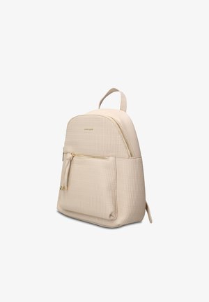 Beige rugzak met textuur, bovenhandgreep, voorvak met rits en kwastjes, en gouden ritssluiting-accents, schuine aanblik op witte achtergrond.