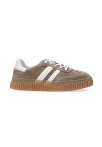 Bruine suède sneakers met witte strepen, witte veters en een dikke doorzichtige gumzool, gezien vanaf de zijkant op een witte achtergrond.