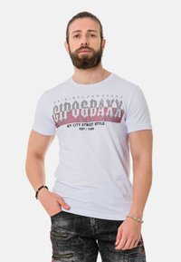 Weißes Short-Sleeve-T-Shirt mit strukturiertem Grafikdruck in Rot und Schwarz, mit dem Text "NY CITY STREET STYLE". Lässige Passform.