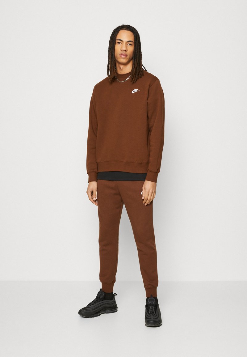 survetement nike marron