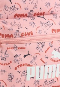 Zaino rosa con motivi di gatti giocosi, con testo e logo 'PUMA CLUB'. Realizzato in tessuto resistente con chiusura a zip.