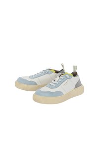 Sneaker leggeri blu chiaro e bianchi con una composizione in pelle scamosciata e pelle, dotati di suole testurizzate, fondi in gomma spessi e una linguetta di estrazione.