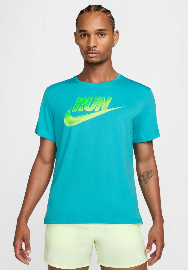 Camiseta de correr Nike en color turquesa con un atrevido logo verde de "RUN" y el swoosh de Nike. Mangas cortas y una textura suave y lisa.