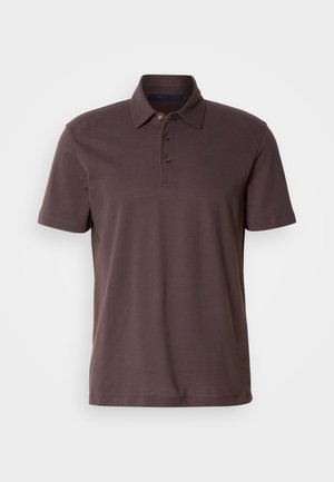 Polo shirt à manches courtes de couleur marron foncé avec un col et trois boutons marron sur le plastron, présenté sur un fond blanc.