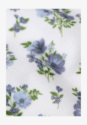 Witte gestructureerde stof met kleine clusters van lichtpaarse bloemen en groene bladeren, gedrukt in een herhalend patroon.