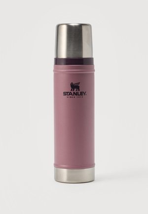 Kõrge sinepikukarva termospudel roostevaba terasest korki ja põhjaga, musta Stanley logoga ning tekstiga „Since 1913“ esiküljel.