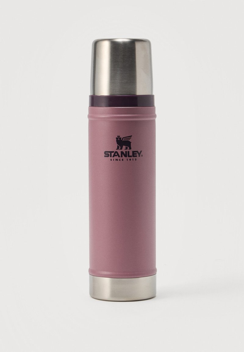 Ψηλό θερμός σε μωβ απόχρωση με καπάκι και βάση από ανοξείδωτο ατσάλι, με μαύρο λογότυπο Stanley και κείμενο "Since 1913" μπροστά.