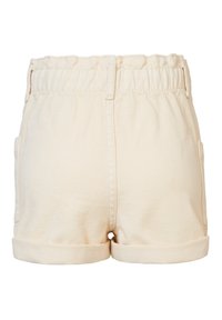 Shorts en denim crème avec un ourlet roulé, une taille élastique et deux poches latérales. Tissu texturé avec des détails de couture visibles.