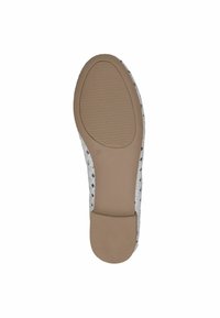 Suola di scarpa tessile intrecciata bianca con una base in gomma beige liscia. Presenta scanalature orizzontali per una migliore presa e una sezione del tallone arrotondata. Taglia 37 indicata.