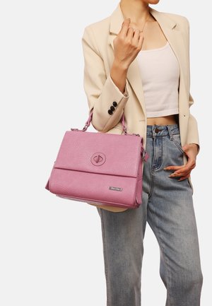 Borsa a tracolla rosa con texture, manici superiori, chiusura frontale e tracolla removibile. Presenta un logo distintivo e una forma strutturata.