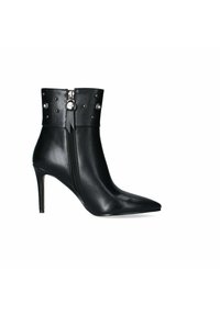 Stivale in pelle nera fino alla caviglia con punta a punta, tacco a stiletto e chiusura con zip. Decorato con borchie argentate sul risvolto per un tocco di dettagli in più.