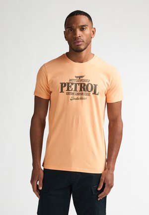 Petrol Industries, MEN T-SHIRT SS CLASSIC PRINT - Camiseta estampada - tropical orange