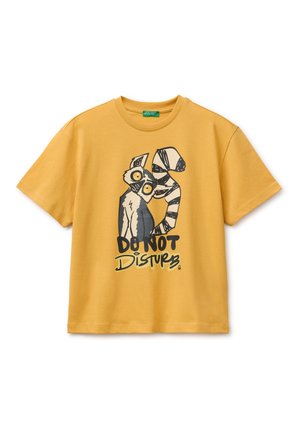 Camiseta amarilla mostaza con ilustración de un lémur de dibujos animados y texto "NO MOLESTAR" impreso en la parte delantera.