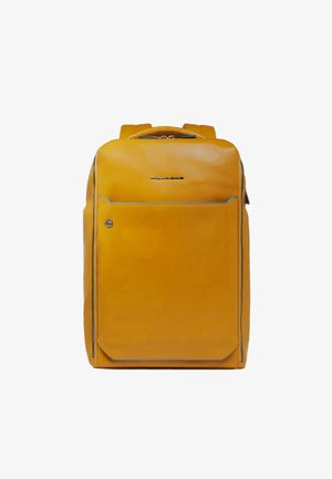 Gele leren rugzak met een gladde textuur, voorvak met ritssluiting en blauwe accentstiksels. Voorzien van een stevige handgreep en verstelbare riemen.