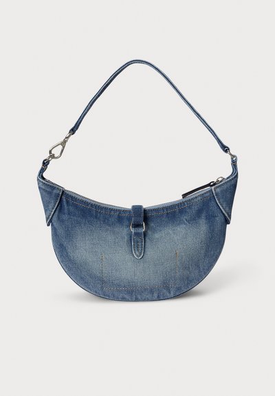 Ívelt formájú farmer válltáska, elülső hajtókával, kontrasztos varrással és levehető pánttal, közepes kék árnyalatban.