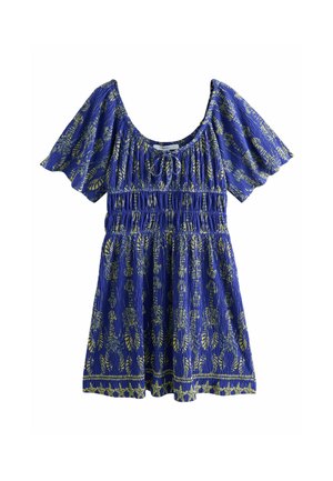 Robe bleue avec de courtes manches bouffantes, arborant un corsage smocké, un motif floral jaune et une jupe froncée. Comprend un détail de lien au niveau de l'encolure.