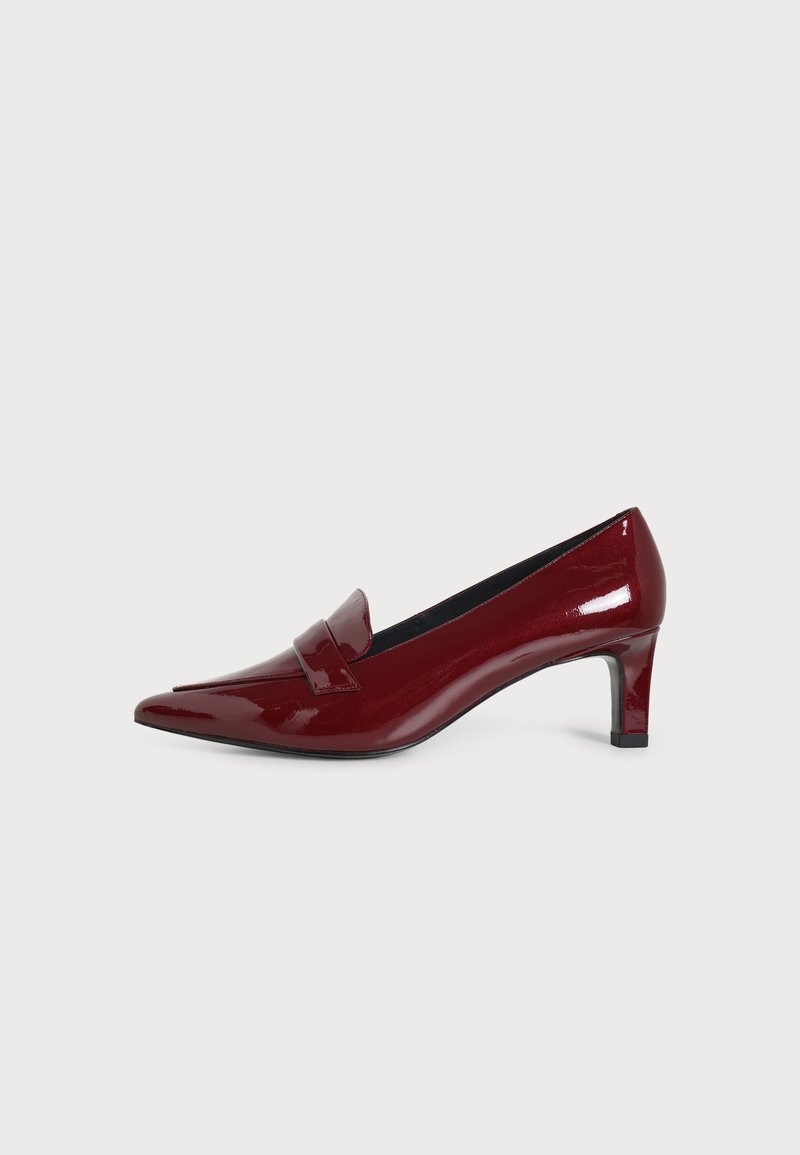 Escarpin femme bordeaux brillant à talon bas, bout pointu, petit talon bloc et bride décorative sur le cou-de-pied.