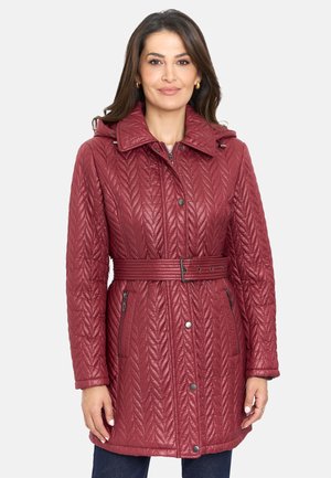 Abrigo burdeos acolchado con capucha, cintura ceñida y bolsillos con cremallera. Presenta un patrón en forma de chevrón y botones a presión. Textura suave.