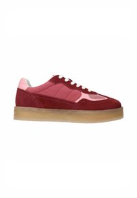 Rode en roze sneaker met een bovenwerk van suede en mesh, ronde neus, witte veters en een gumrubberen zool, met een gladde en gestructureerde afwerking.