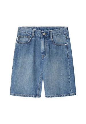 Pantaloni shorts in denim blu medio con bottone frontale, zip, passanti per la cintura e design a cinque tasche, sdraiati su uno sfondo bianco.