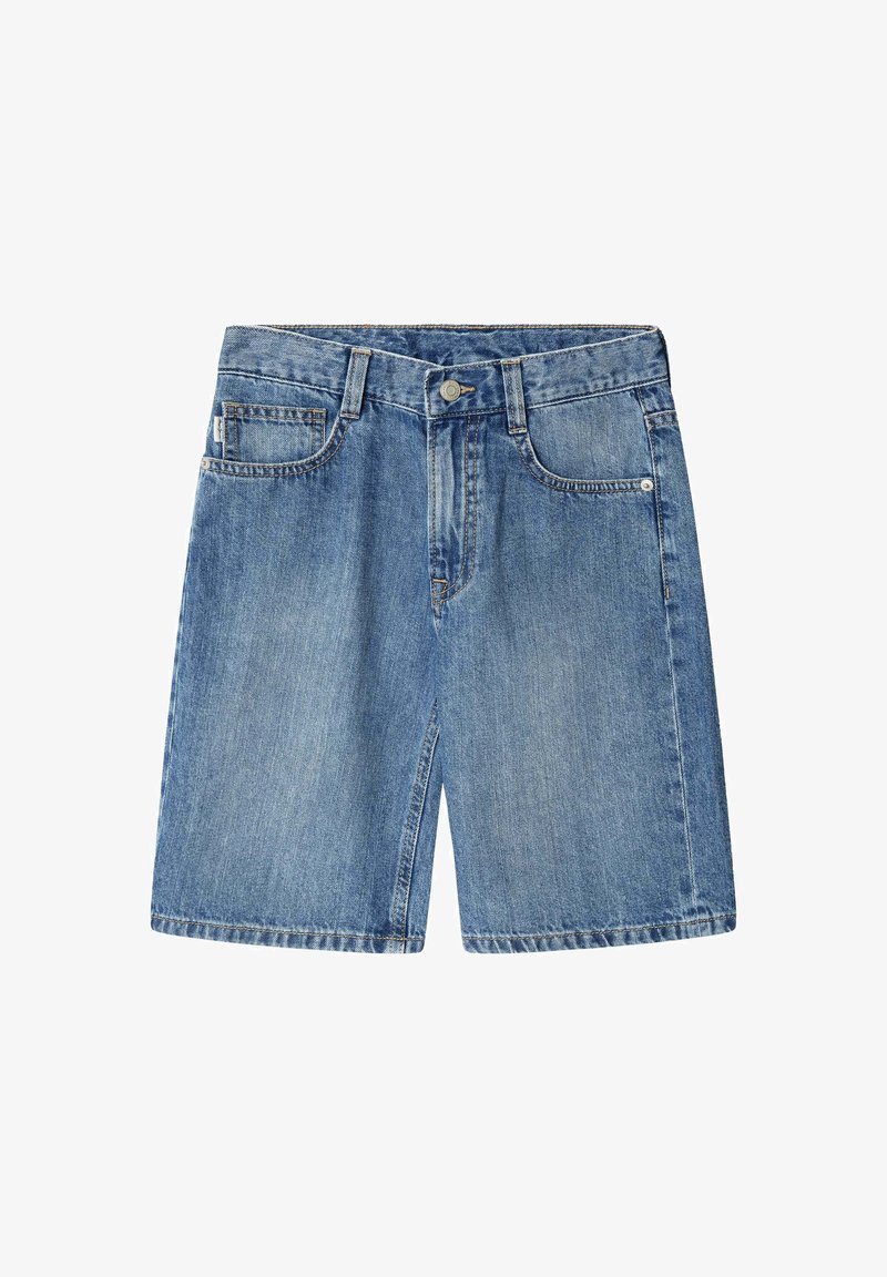 Pantaloni shorts in denim blu medio con bottone frontale, zip, passanti per la cintura e design a cinque tasche, sdraiati su uno sfondo bianco.