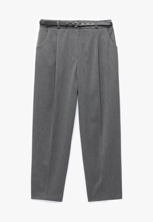 Pantalon gris au design ajusté, avec une texture lisse, deux poches avant et une ceinture en cuir noir intégrée à la taille.