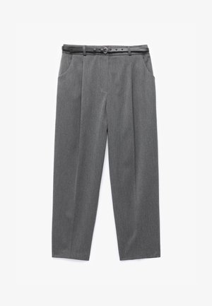 Grijze pantalon met een tailsdesign, voorzien van een soepele textuur, twee voorzakken en een zwarte leren riem geïntegreerd in de tailleband.