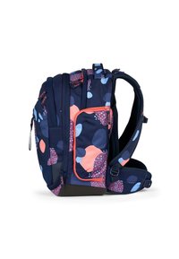 Marineblauer Rucksack mit Korallenmuster, gepolsterten Trägern, mehreren Fächern und einer strapazierfähigen Außenseite. Verfügt über bunte Punktmuster und eine Fronttasche.