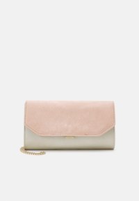 Borsa con una patta in suede rosa, fondo grigio chiaro testurizzato, accessori in hardware dorato e tracolla a catena rimovibile. Forma rettangolare.