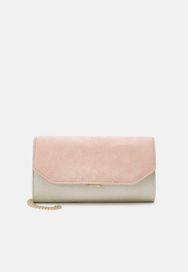 Borsa con una patta in suede rosa, fondo grigio chiaro testurizzato, accessori in hardware dorato e tracolla a catena rimovibile. Forma rettangolare.