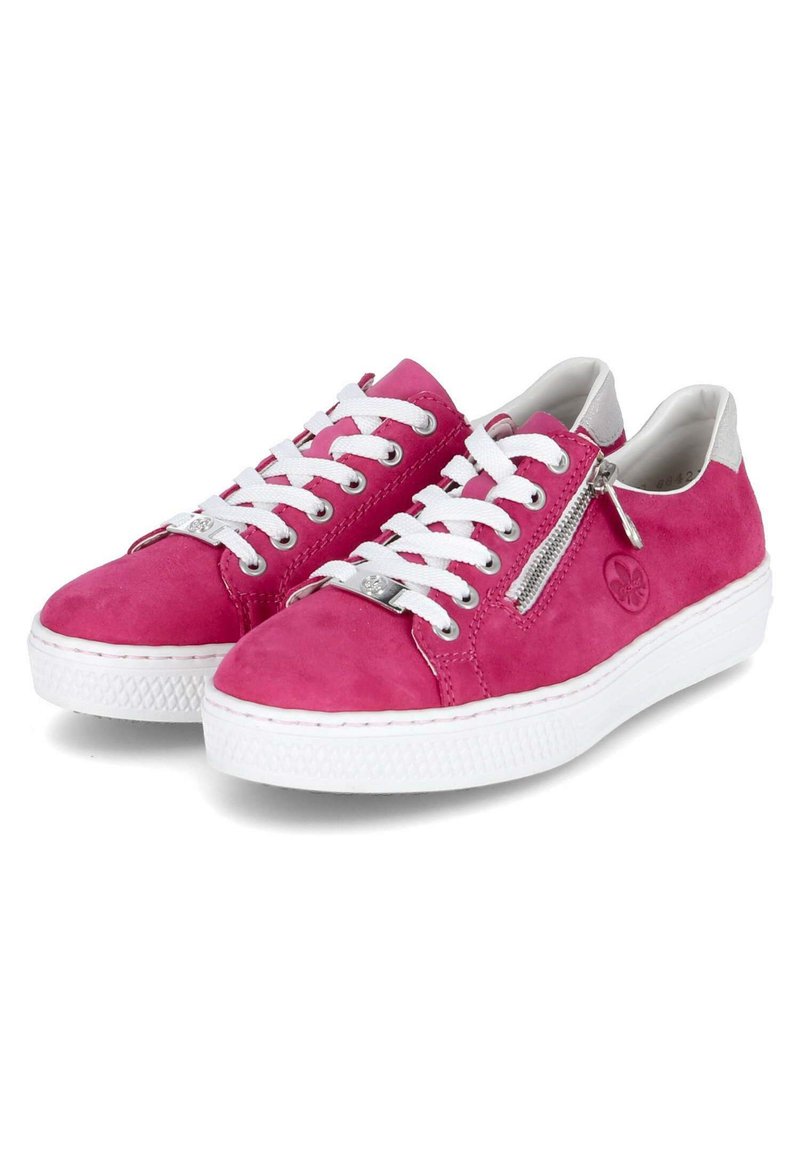 Rosa Wildledersneaker mit weißen Schnürsenkeln, einem silbernen Reißverschlussdetail und grauen Akzenten auf der Rückseite. Weiße Gummisohle. Klassisches Low-Top-Design.
