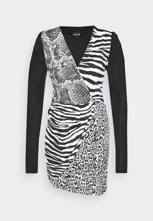 Vestido de manga larga con diseño cruzado que presenta estampado de serpiente negra, rayas de cebra y patrones de leopardo. Mangas negras de contraste y cintura fruncida.