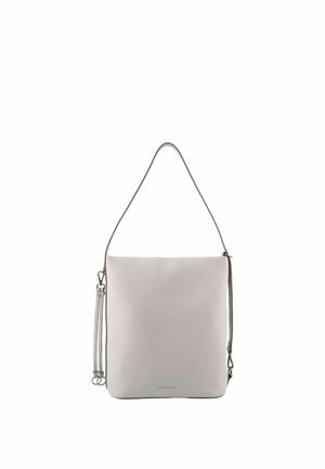 Sac à bandoulière minimaliste en cuir gris clair avec une sangle longue unique et un détail de pompon détachable à attache poignet.