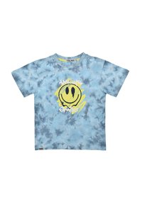 T-shirt blu tie-dye in cotone, con una grande grafica di un sorriso giallo e il testo "AMAZE SMILE" in nero. Collo rotondo, maniche corte.