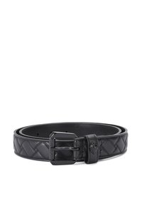 Czarny skórzany pasek z plecionym wzorem, wyposażony w błyszcząca metalową klamrę oraz okrągły akcent z brandingiem na keeperze.