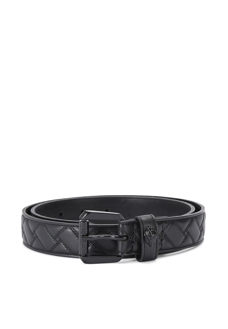 Czarny skórzany pasek z plecionym wzorem, wyposażony w błyszcząca metalową klamrę oraz okrągły akcent z brandingiem na keeperze.