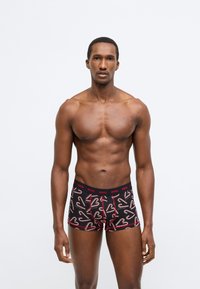 Μαύρα αντρικά εσώρουχα boxer με σχέδιο καραμέλας, κόκκινη μέση με λογότυπο, βαμβακερό υλικό, εφαρμοστή σχεδίαση, απαλή υφή.