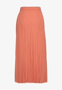 Gonna midi plissettata in morbido tessuto corallo. Caratterizzata da una vita elasticizzata e pieghe verticali uniformi, che offrono una silhouette fluida.