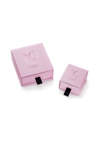 Du trys rožinės dovanų dėžutės, viena didesnė, kita mažesnė, su gėlės logotipo išpjova ir juodais traukimo dangteliais atidarymui. Lygus, blizgus paviršius.